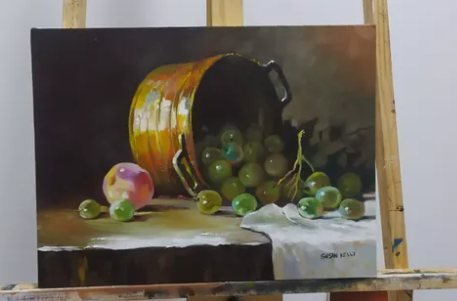 Pintura de uma panela de cobre tombada com uvas verdes sobre a mesa