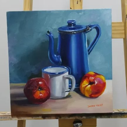 Pintura de uma cafeteira azul, uma caneca branca e duas maçãs